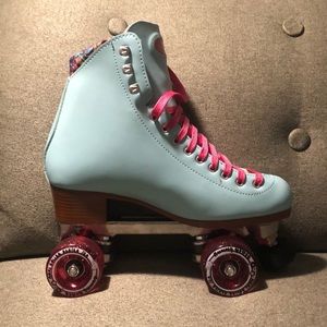 NEW Moxi Beach Bunny Skates Size 8